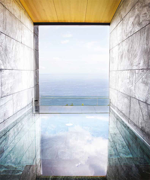 piscine intérieure avec vue sur la mer